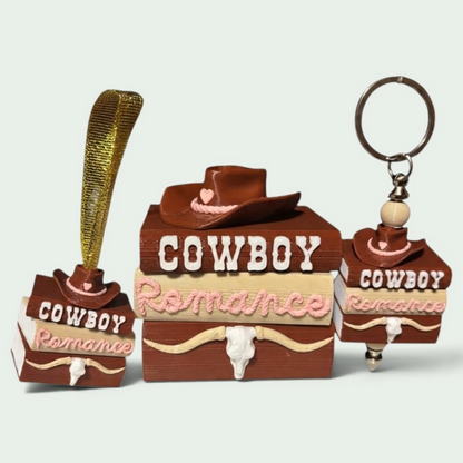 Verleihe deinem Bücherregal, deinem Schlüsselbund oder deinem Weihnachtsbaum den perfekten Romantasy-Vibe! Dieses liebevoll gestaltete "Cowboy Romance" Book Pile ist ein absoluter Hingucker für alle Buchliebhaber.