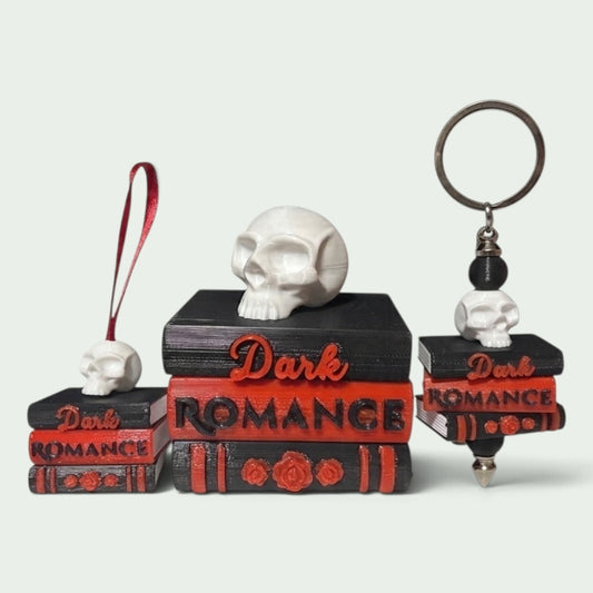 Verleihe deinem Bücherregal, deinem Schlüsselbund oder deinem Weihnachtsbaum den perfekten Dark-Romance-Vibe! Dieses liebevoll gestaltete "Dark Romance" Book Pile mit Totenkopf- und Rosen-Details ist ein absoluter Hingucker für alle Buchliebhaber.
