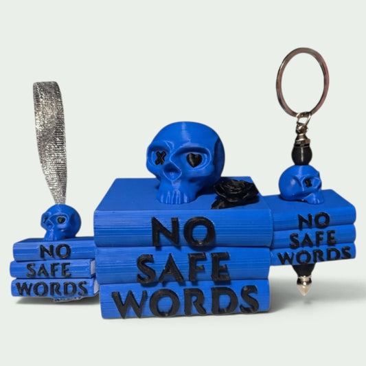 Verleihe deinem Bücherregal, deinem Schlüsselbund oder deinem Weihnachtsbaum den perfekten Dark-Romance-Vibe! Dieses liebevoll gestaltete "No Safe Words" Book Pile mit Totenkopf-Details ist ein absoluter Hingucker für alle Buchliebhaber.