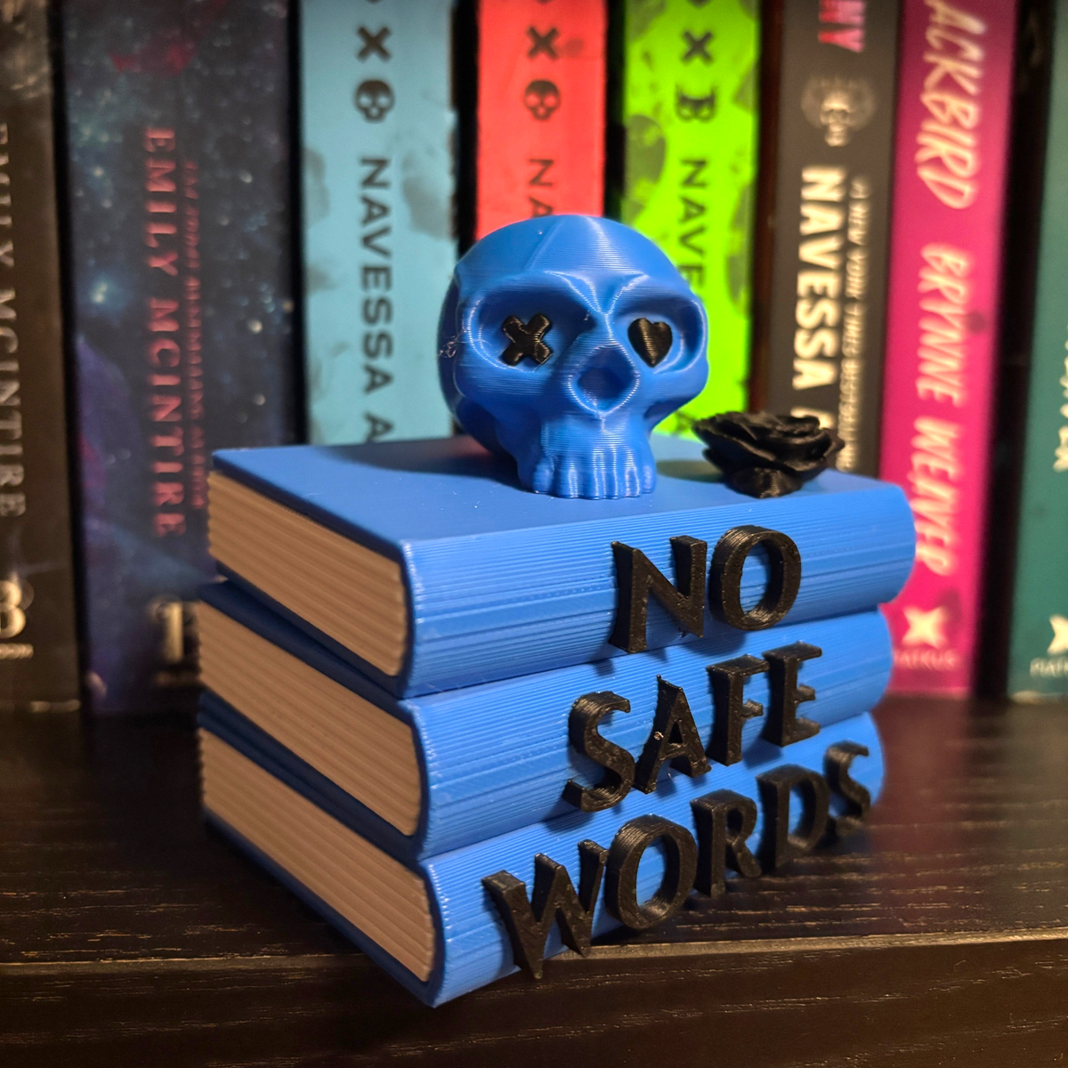 Verleihe deinem Bücherregal, deinem Schlüsselbund oder deinem Weihnachtsbaum den perfekten Dark-Romance-Vibe! Dieses liebevoll gestaltete "No Safe Words" Book Pile mit Totenkopf-Details ist ein absoluter Hingucker für alle Buchliebhaber.