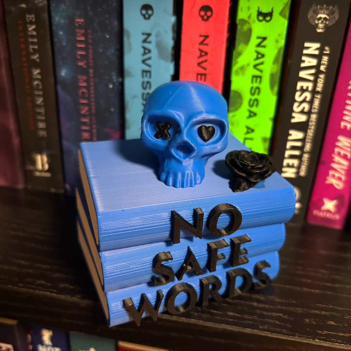 Verleihe deinem Bücherregal, deinem Schlüsselbund oder deinem Weihnachtsbaum den perfekten Dark-Romance-Vibe! Dieses liebevoll gestaltete "No Safe Words" Book Pile mit Totenkopf-Details ist ein absoluter Hingucker für alle Buchliebhaber.