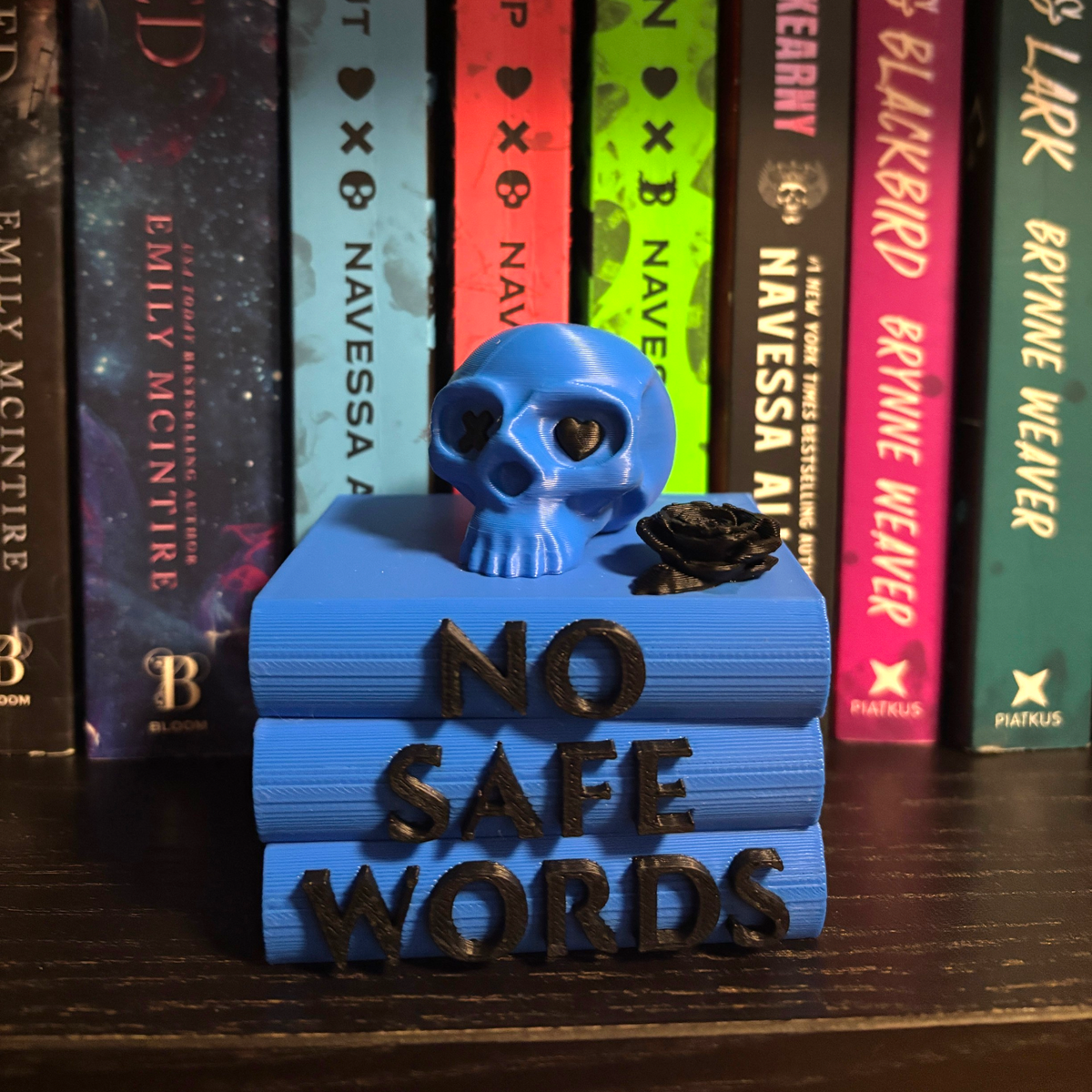 Verleihe deinem Bücherregal, deinem Schlüsselbund oder deinem Weihnachtsbaum den perfekten Dark-Romance-Vibe! Dieses liebevoll gestaltete "No Safe Words" Book Pile mit Totenkopf-Details ist ein absoluter Hingucker für alle Buchliebhaber.