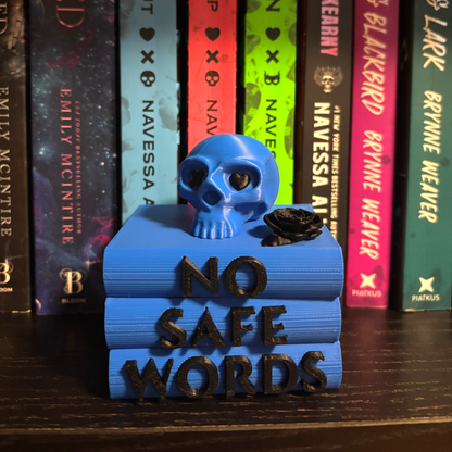 Verleihe deinem Bücherregal, deinem Schlüsselbund oder deinem Weihnachtsbaum den perfekten Dark-Romance-Vibe! Dieses liebevoll gestaltete "No Safe Words" Book Pile mit Totenkopf-Details ist ein absoluter Hingucker für alle Buchliebhaber.