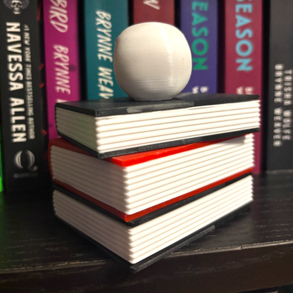 Verleihe deinem Bücherregal, deinem Schlüsselbund oder deinem Weihnachtsbaum den perfekten Dark-Romance-Vibe! Dieses liebevoll gestaltete "Dark Romance" Book Pile mit Totenkopf- und Rosen-Details ist ein absoluter Hingucker für alle Buchliebhaber.