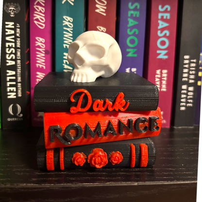 Verleihe deinem Bücherregal, deinem Schlüsselbund oder deinem Weihnachtsbaum den perfekten Dark-Romance-Vibe! Dieses liebevoll gestaltete "Dark Romance" Book Pile mit Totenkopf- und Rosen-Details ist ein absoluter Hingucker für alle Buchliebhaber.