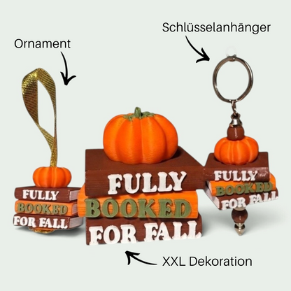 Verleihe deinem Bücherregal, deinem Schlüsselbund oder deinem Weihnachtsbaum den perfekten Herbst-Vibe! Dieses liebevoll gestaltete "Fully Booked for Fall" Book Pile mit Kürbis-Details ist ein absoluter Hingucker für alle Buchliebhaber.