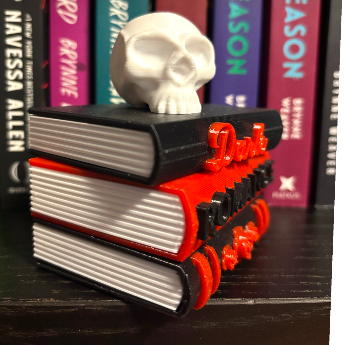 Verleihe deinem Bücherregal, deinem Schlüsselbund oder deinem Weihnachtsbaum den perfekten Dark-Romance-Vibe! Dieses liebevoll gestaltete "Dark Romance" Book Pile mit Totenkopf- und Rosen-Details ist ein absoluter Hingucker für alle Buchliebhaber.