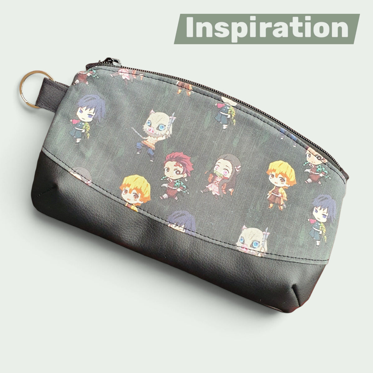 Schneckenschmiede Kosmetiktasche mit Anime-Print und schwarzem Kunstleder, handgefertigt mit Reißverschluss.