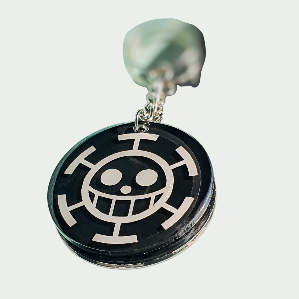 Schneckenschmiede personalisierter Anime Schlüsselanhänger aus Acryl mit One Piece Trafalgar Law Motiv in Schwarz-Weiß