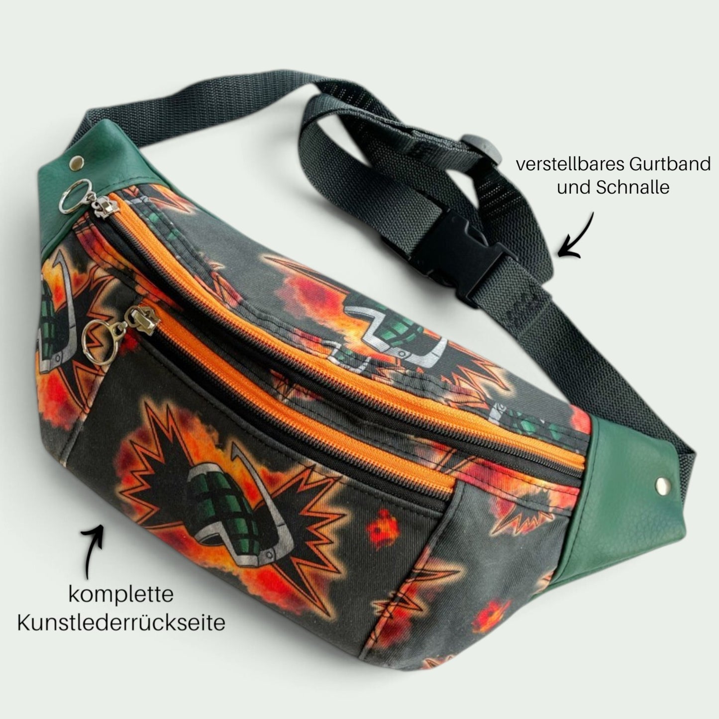 Schneckenschmiede Bauchtasche mit Anime-Print, orangefarbenen Reißverschlüssen, grünem Kunstleder und verstellbarem Gurt.