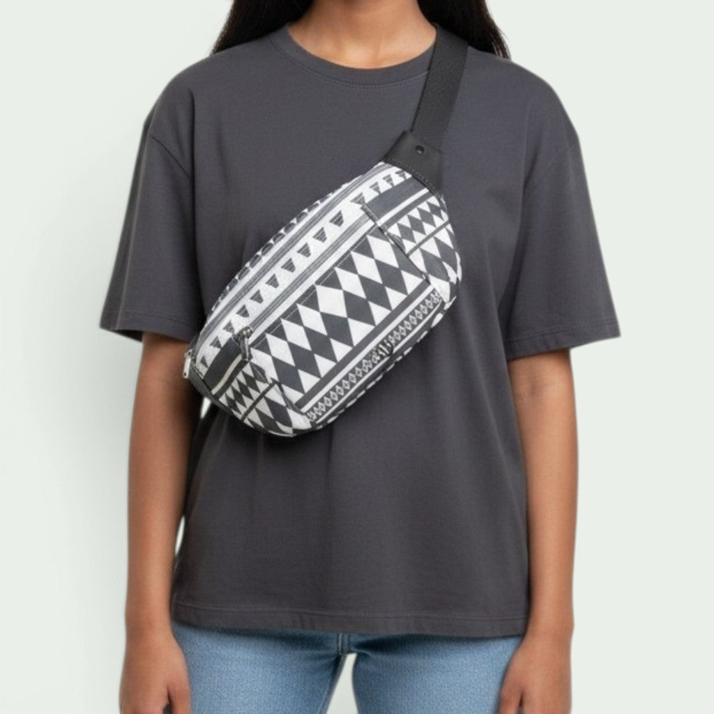 Schneckenschmiede Bauchtasche mit schwarz-weißem geometrischem Muster, verstellbarem Gurt und praktischen Reißverschlüssen