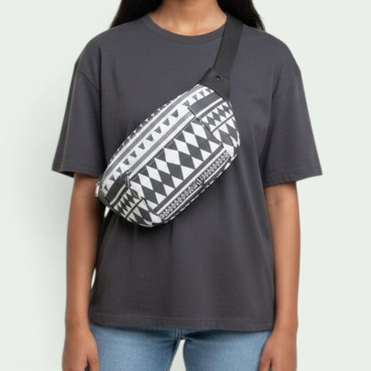 Schneckenschmiede Bauchtasche mit schwarz-weißem geometrischem Muster, verstellbarem Gurt und praktischen Reißverschlüssen