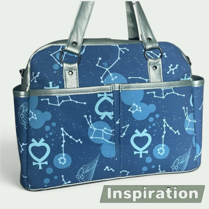 Schneckenschmiede Belle Baby Windeltasche in Blau mit Sternbild-Muster und silbernen Kunstleder-Details