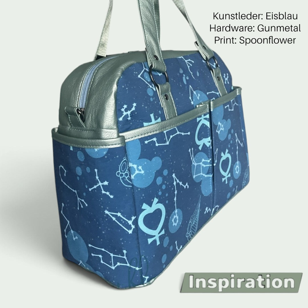 Schneckenschmiede Belle Baby Windeltasche in Blau mit Sternbild-Print, eisblauen Kunstleder-Details und Reißverschluss