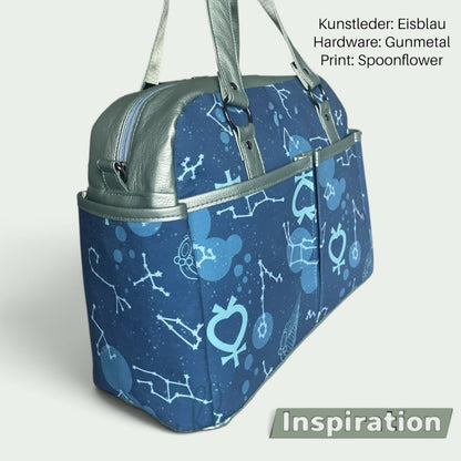 Schneckenschmiede Belle Baby Windeltasche in Blau mit Sternbild-Print, eisblauen Kunstleder-Details und Reißverschluss