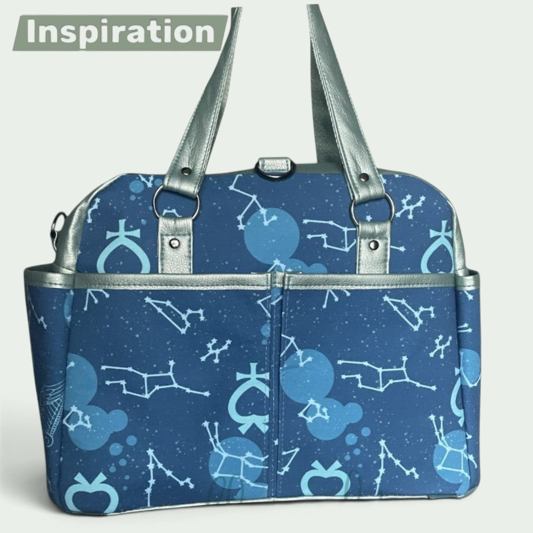Schneckenschmiede Belle Baby Windeltasche in Blau mit Sternbild-Muster und silbernen Kunstleder-Details
