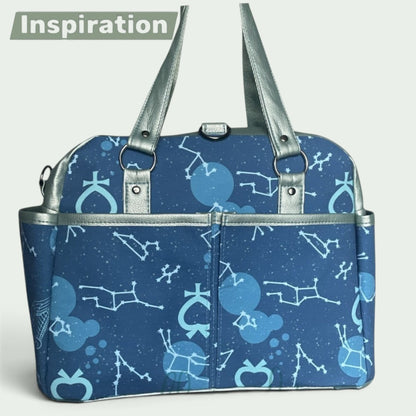 Schneckenschmiede Belle Baby Windeltasche in Blau mit Sternbild-Muster und silbernen Kunstleder-Details