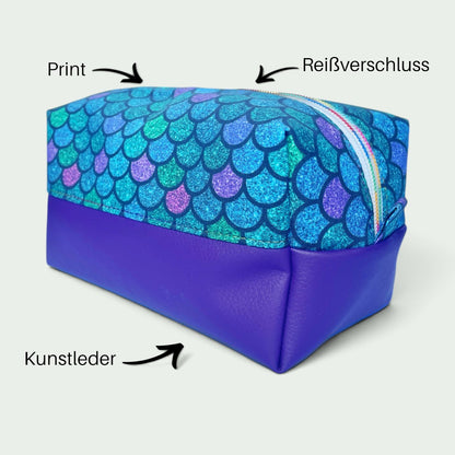 Schneckenschmiede Boxy Bag Kosmetiktasche mit blau-violettem Fischschuppen-Muster und stabilem Boden aus Kunstleder