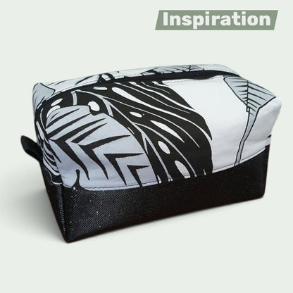 Schneckenschmiede Boxy Bag Kosmetiktasche mit schwarz-weißem Blattmuster und glitzerndem schwarzen Boden