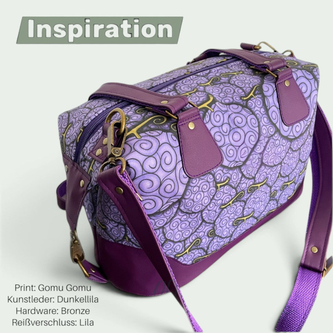 Schneckenschmiede Brooklyn Umhängetasche in Lila mit Gomu Gomu Print, dunkellila Kunstleder-Akzenten und Bronze-Hardware.