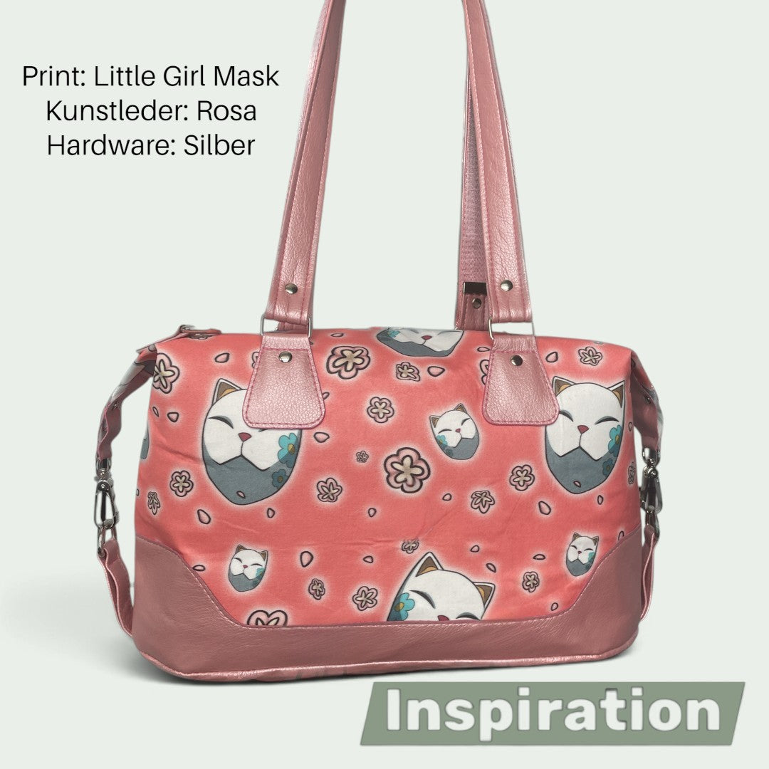 Schneckenschmiede Brooklyn Umhängetasche in Rosa mit Little Girl Mask Print, Kunstleder-Details und silberner Hardware
