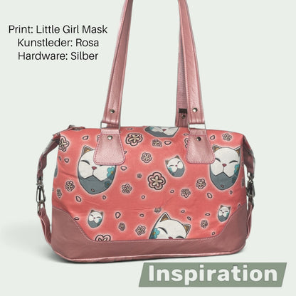 Schneckenschmiede Brooklyn Umhängetasche in Rosa mit Little Girl Mask Print, Kunstleder-Details und silberner Hardware