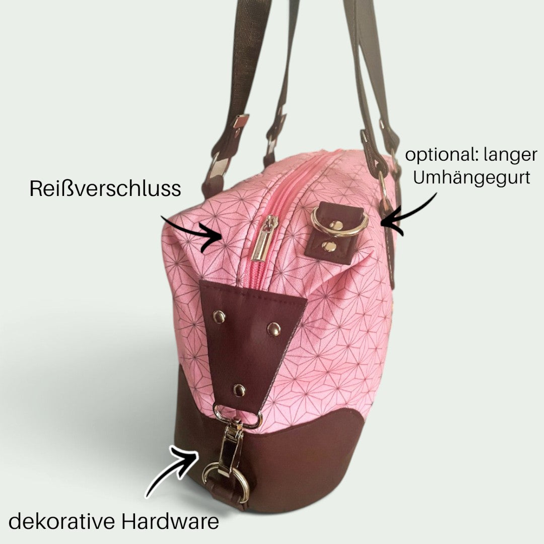 Schneckenschmiede Umhängetasche Brooklyn in Rosa mit geometrischem Muster, braunen Kunstleder-Akzenten und Hardware.