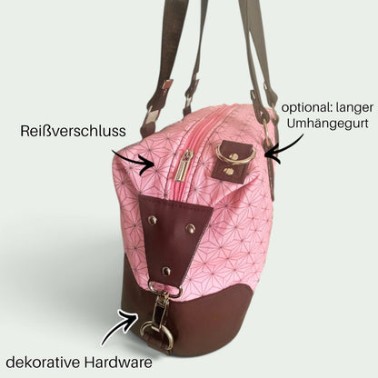 Schneckenschmiede Umhängetasche Brooklyn in Rosa mit geometrischem Muster, braunen Kunstleder-Akzenten und Hardware.