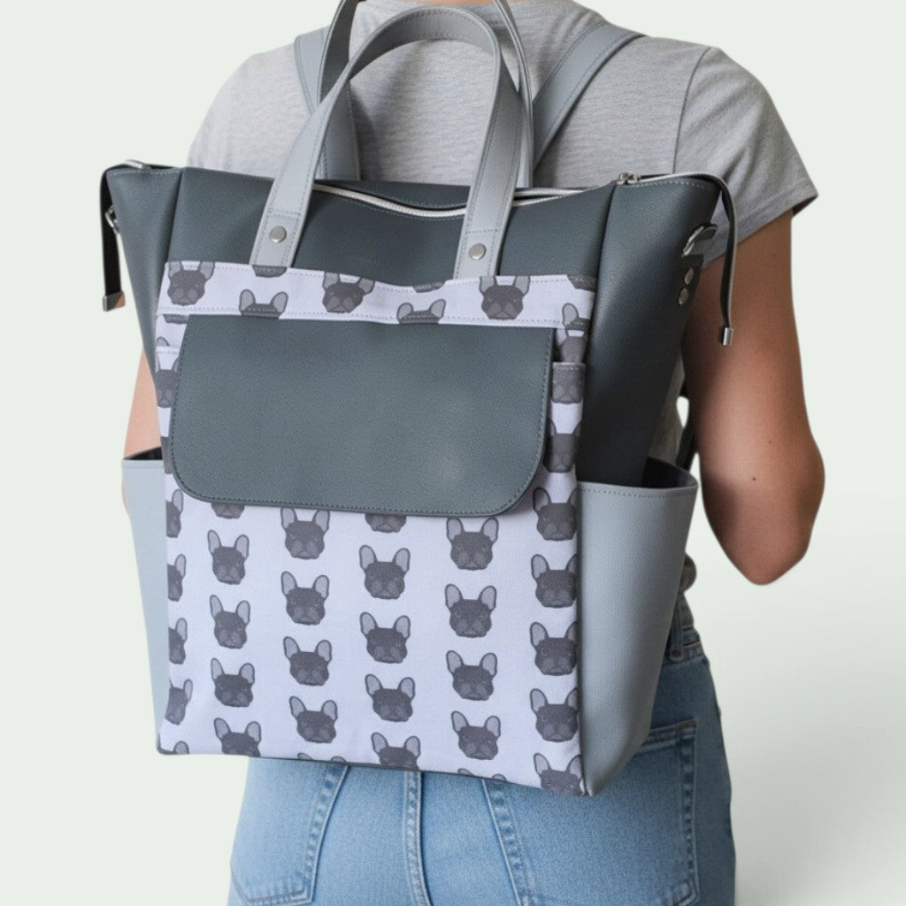 Schneckenschmiede 2-in-1 Rucksack aus Kunstleder mit grauem Bulldoggen-Muster, als Tasche oder Rucksack tragbar.