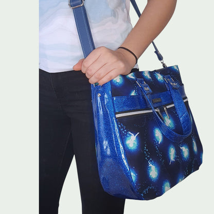 Schneckenschmiede Divina Handtasche in Blau mit Glitzer-Optik, Feen-Motiv, zwei Fronttaschen und Umhängegurt.