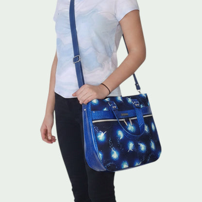 Schneckenschmiede Handtasche Divina in Blau mit Muster, zwei Fronttaschen und verstellbarem Umhängegurt