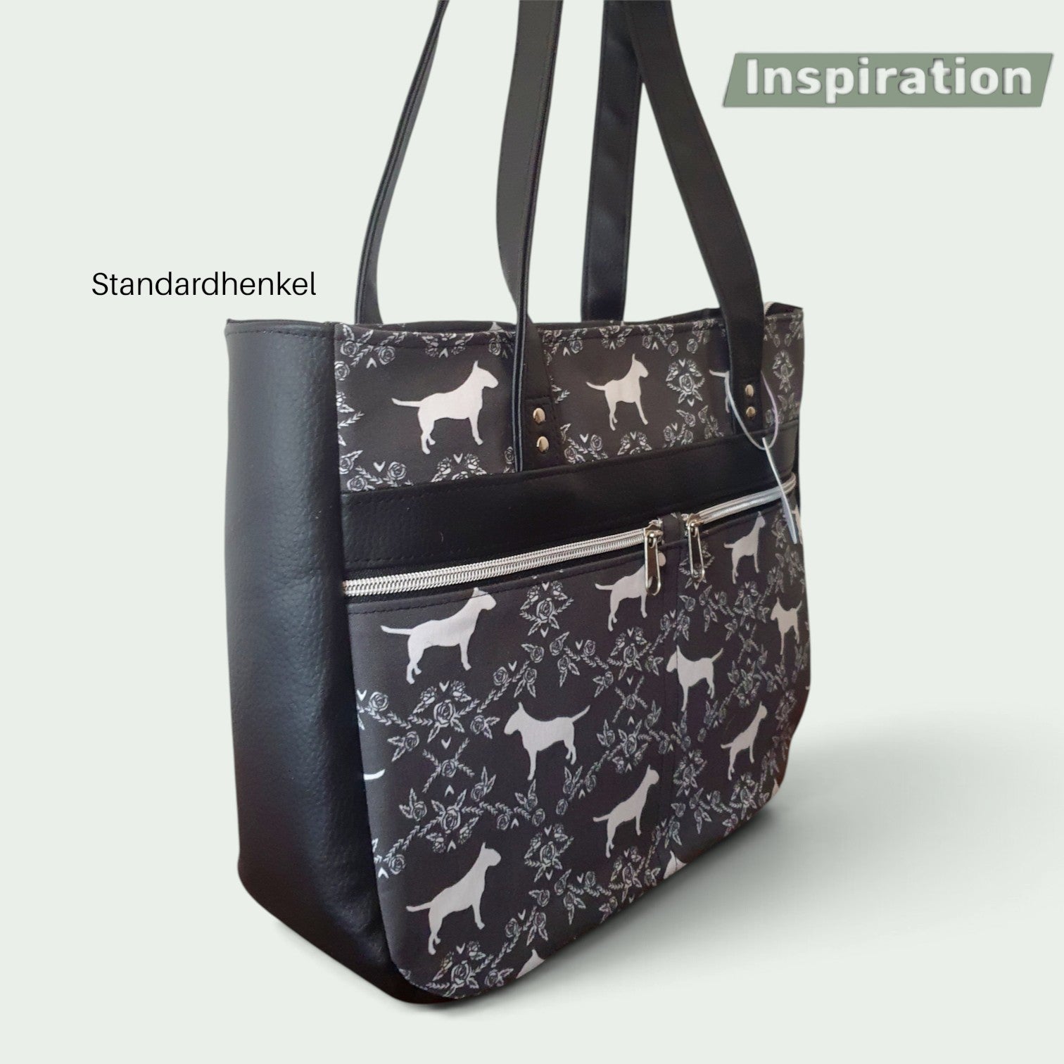 Schneckenschmiede Divina Handtasche mit Bullterrier-Muster, schwarzen Kunstleder-Details und zwei Fronttaschen.