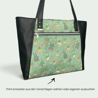 Schneckenschmiede Everyday Shopper Handtasche mit grünem Waldgeist-Print, schwarzen Kunstleder-Details und Reißverschluss