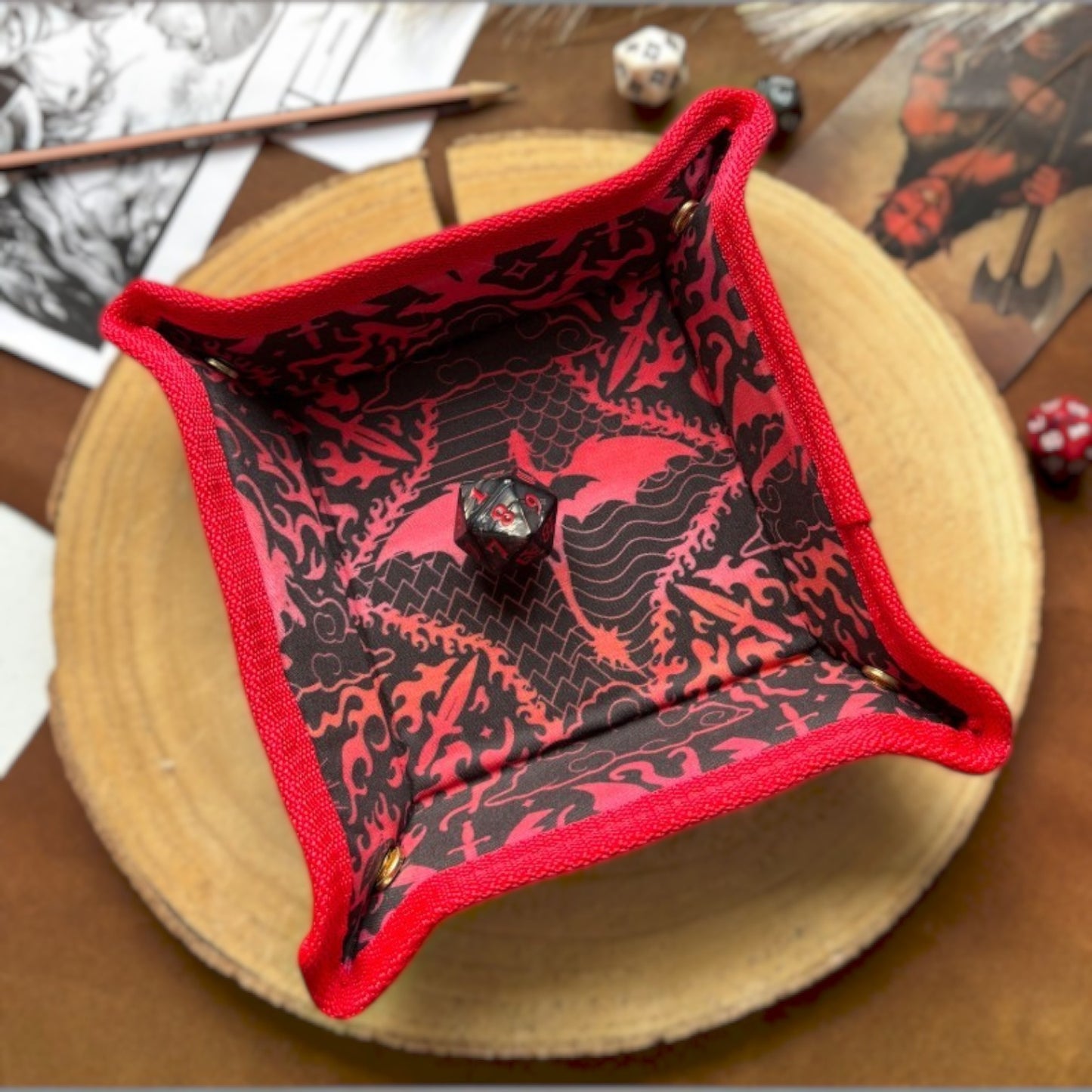 Schneckenschmiede faltbares Würfeltablett mit rot-schwarzem Fantasy-Muster, Gurtband-Einfassung und Druckknöpfen.