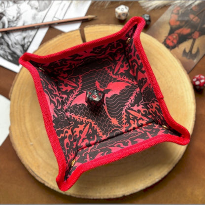 Schneckenschmiede faltbares Würfeltablett mit rot-schwarzem Fantasy-Muster, Gurtband-Einfassung und Druckknöpfen.