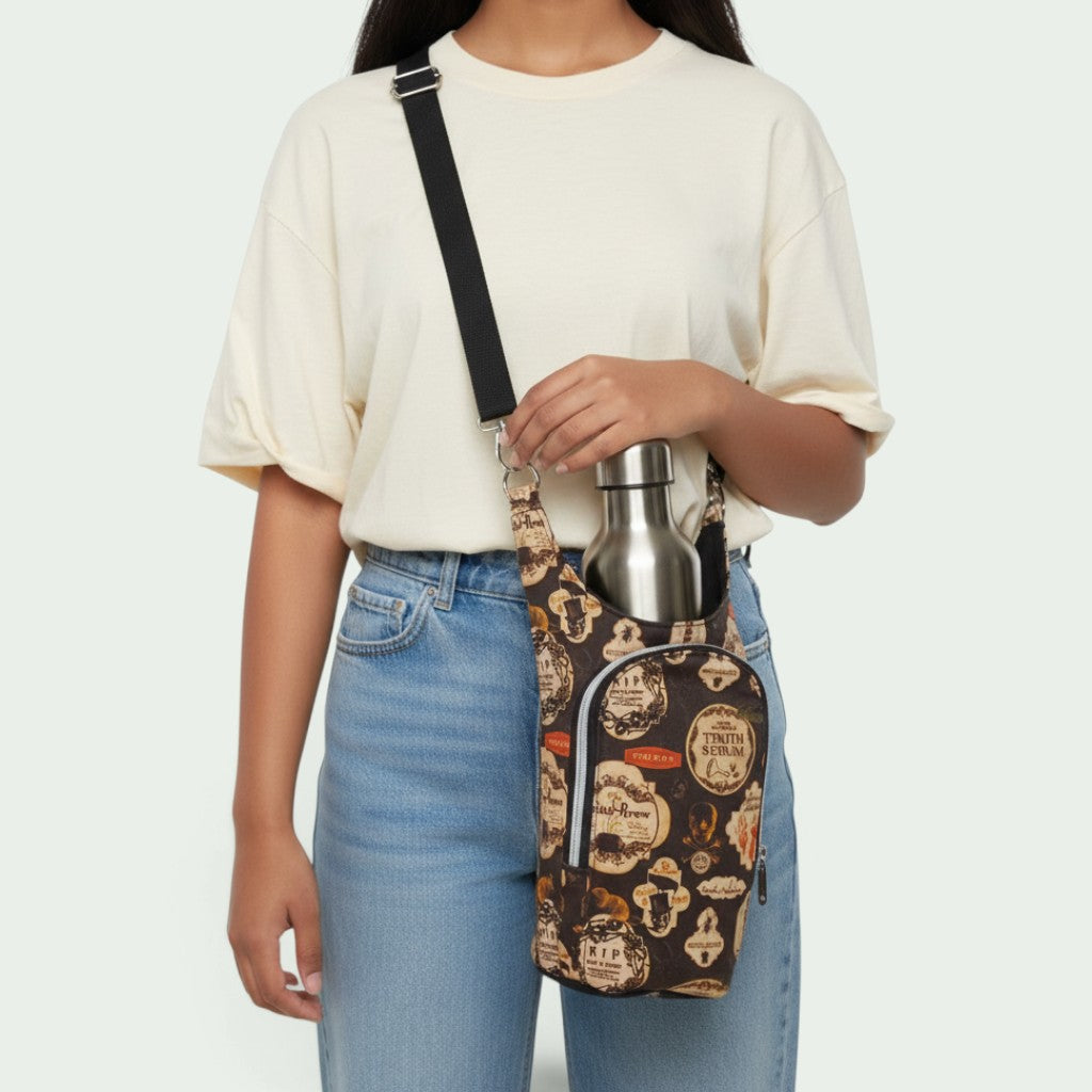 Schneckenschmiede H2O to go Umhängetasche mit Flaschenhalter, braunem Vintage-Print und schwarzem Tragegurt.