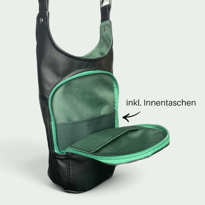 Schneckenschmiede H2O to go Umhängetasche in Schwarz mit grünem Innenfutter, Reißverschluss-Fronttasche und Einsteckfächern