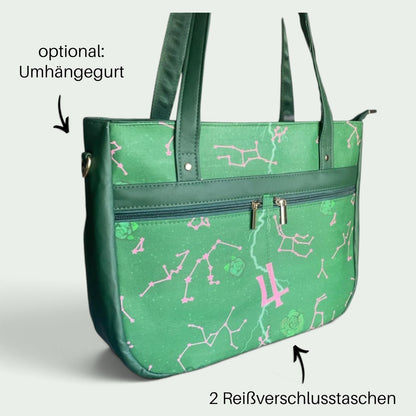Schneckenschmiede Handtasche Divina in Grün mit Sternbild-Muster, zwei Fronttaschen und Kunstleder-Details.