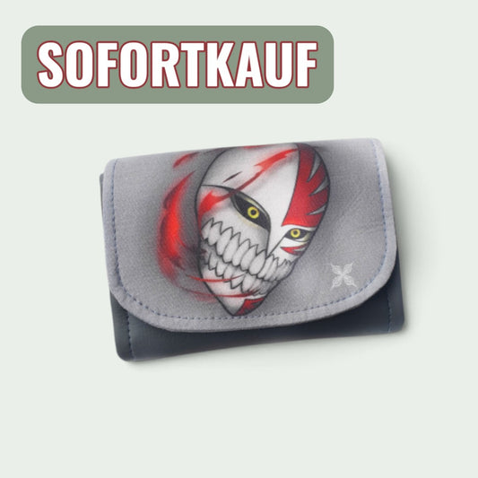 Schneckenschmiede Hollow Mini Portemonnaie aus grauem Kunstleder mit Totenkopf-Motiv und Magnetverschluss