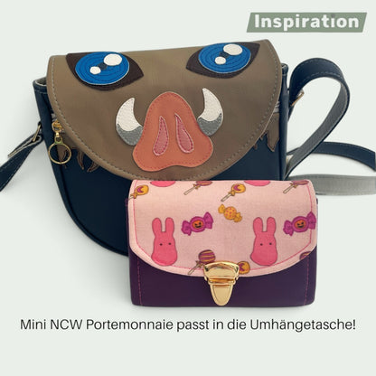 Schneckenschmiede Inoshishi Umhängetasche aus Kunstleder mit Wildschwein-Design neben einem passenden Mini-Portemonnaie