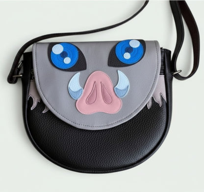 Schneckenschmiede Umhängetasche aus Kunstleder mit Inoshishi-Masken-Applikation auf der Klappe in Grau und Schwarz