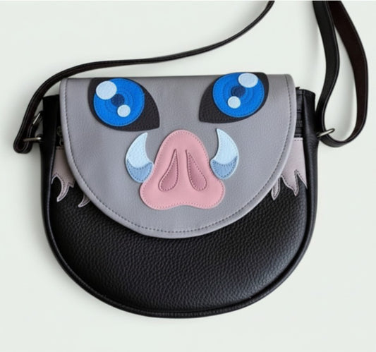 Schneckenschmiede Umhängetasche aus Kunstleder mit Inoshishi-Masken-Applikation auf der Klappe in Grau und Schwarz