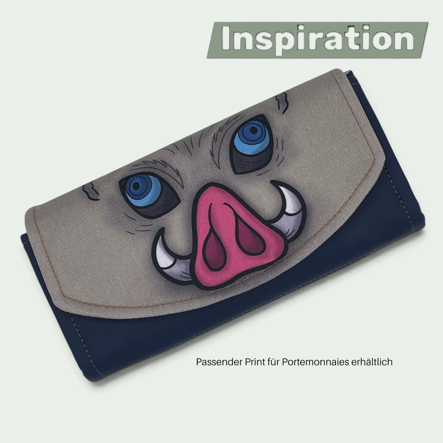 Schneckenschmiede Umhängetasche aus Kunstleder mit Inoshishi-Masken-Applikation auf der Klappe in Blau und Beige