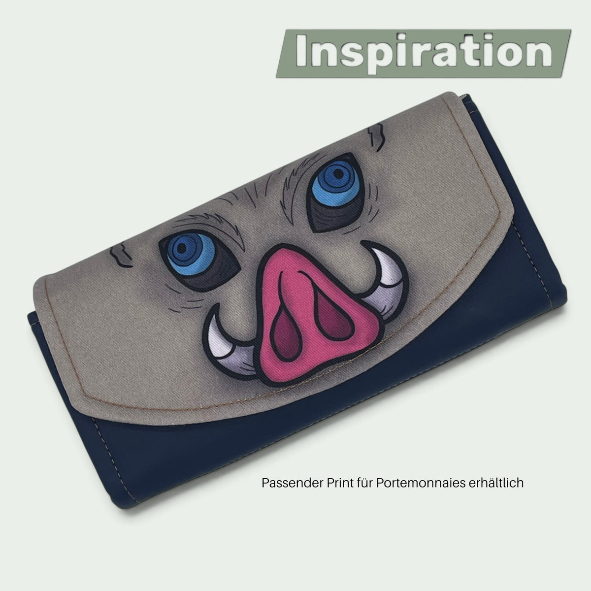 Schneckenschmiede Umhängetasche aus Kunstleder mit Inoshishi-Masken-Applikation auf der Klappe in Blau und Beige
