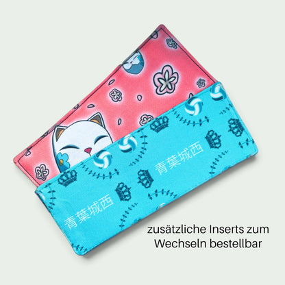 Schneckenschmiede Ita Portemonnaie mit wendbarem Stoff-Insert in Pink und Blau mit Anime-Motiven und Katzen-Design