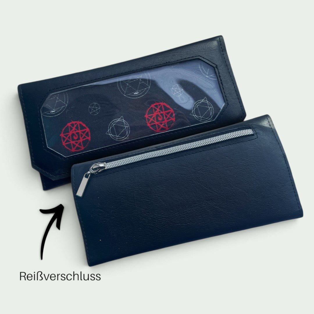 Schneckenschmiede Ita Portemonnaie The Legend aus dunkelblauem Kunstleder mit Sichtfenster für Pins und Reißverschluss