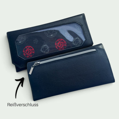 Schneckenschmiede Ita Portemonnaie The Legend aus dunkelblauem Kunstleder mit Sichtfenster für Pins und Reißverschluss