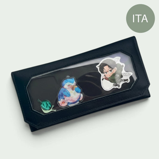 Schneckenschmiede Ita Portemonnaie aus schwarzem Kunstleder mit Sichtfenster zur Präsentation von Pins und Stickern