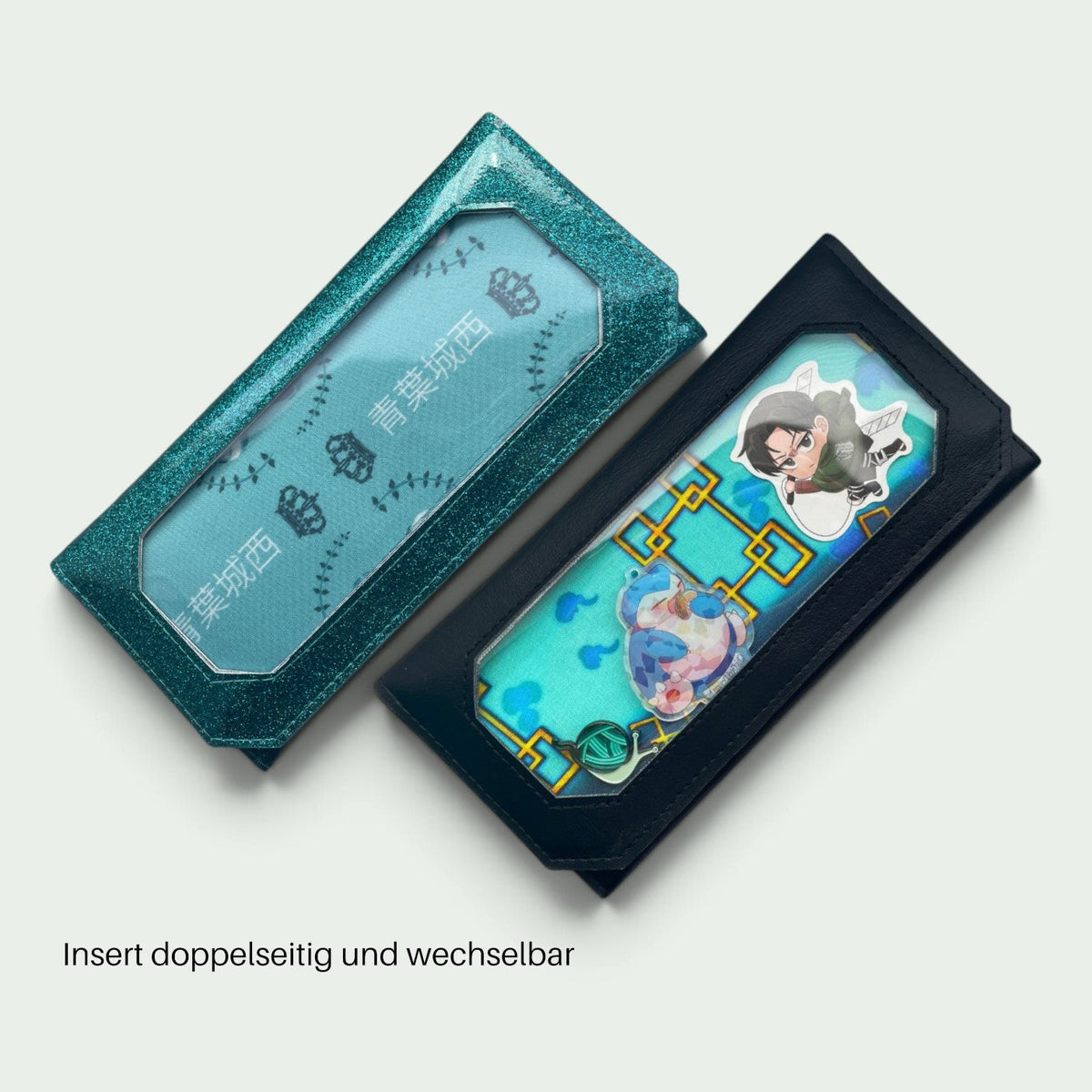 Schneckenschmiede Ita Portemonnaie in glitzerndem Türkis mit Sichtfenster zur Präsentation von Pins und Buttons.