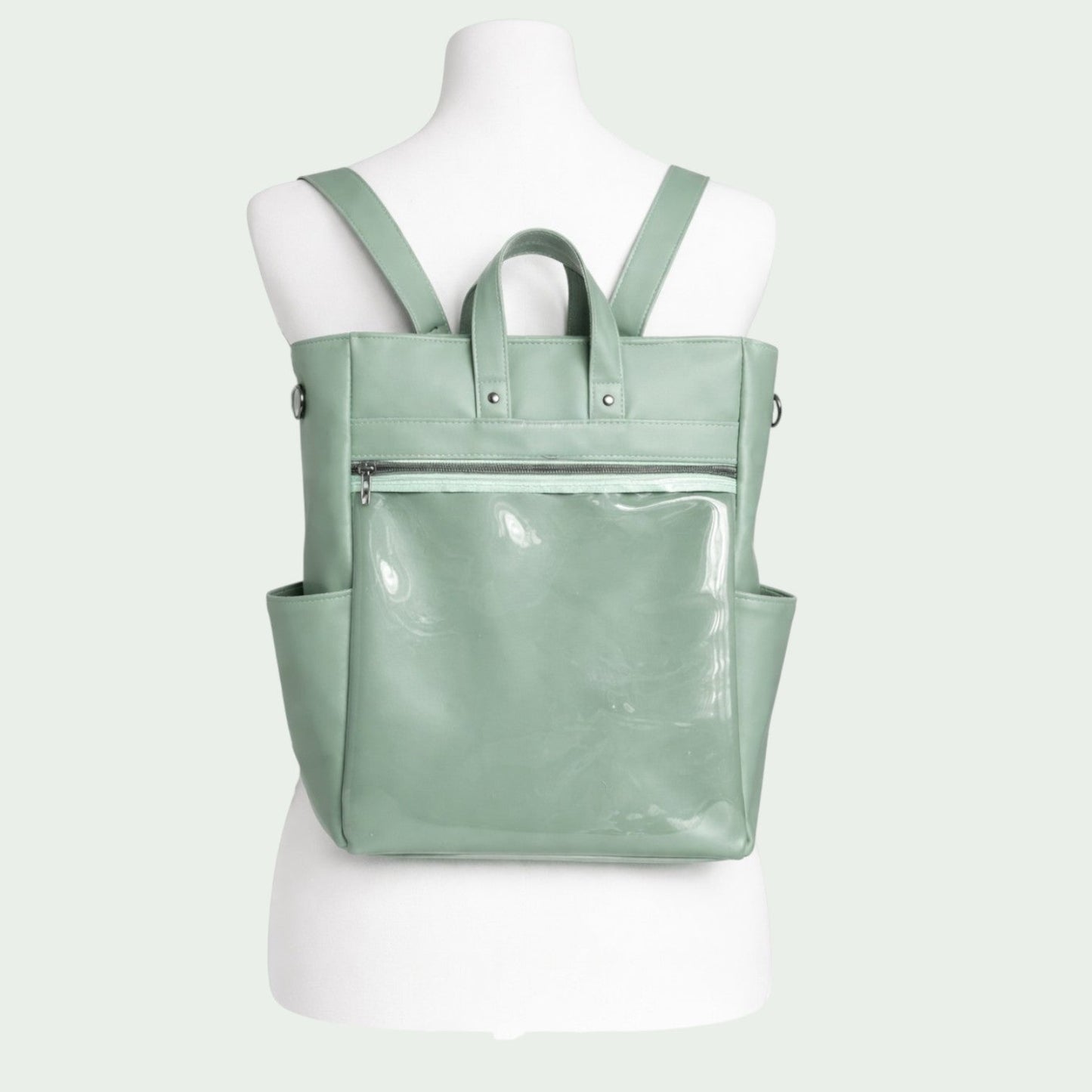 Schneckenschmiede ITA Rucksack in Salbeigrün aus Kunstleder mit transparentem Frontfach für Pins und Buttons